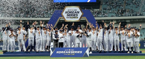 [포토] 우승 트로피 전달 받는 두산 베어스!
