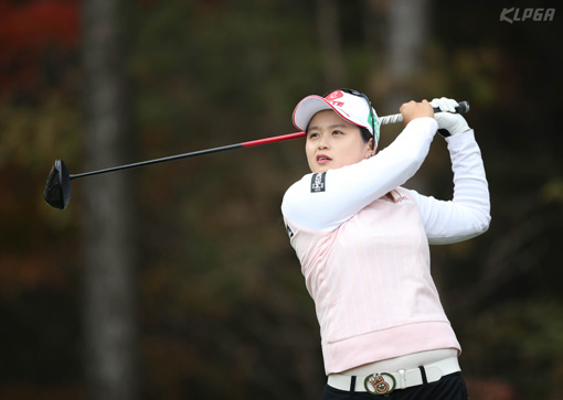 해저드로 빠진 장하나의 티샷…최혜진의 전관왕 확정지었다