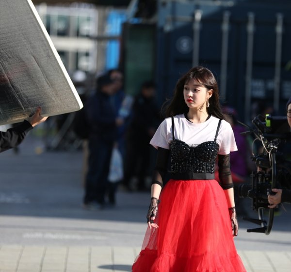오마이걸 유아, 실물 느낌? 무보정 비하인드컷도 예쁨 [화보]