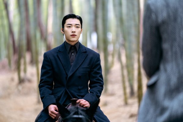 ‘더 킹’ 이민호-우도환, 대숲 강렬 대치…함께 평행세계 넘나