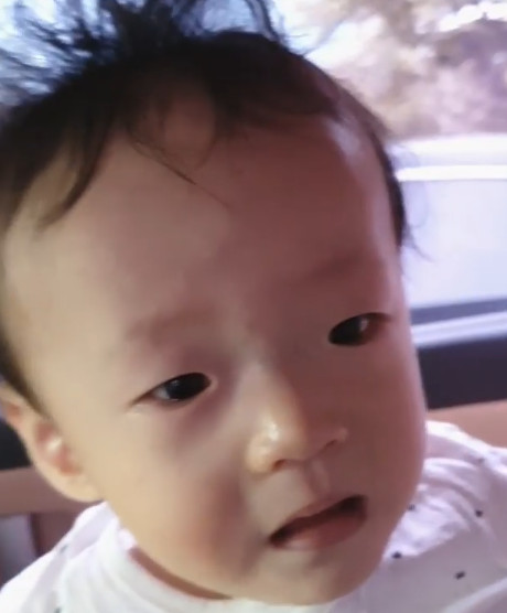 정인, 9개월 아들 공개…남편 조정치와 판박이