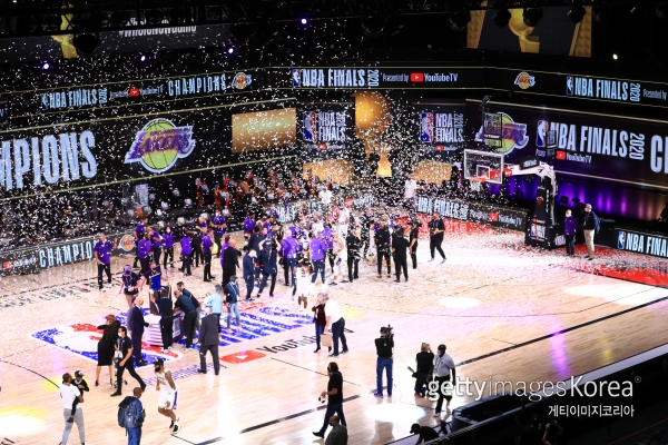 ‘코비 영전에’ LA 레이커스, 10년 만에 NBA 우승 ‘르브론 MVP’