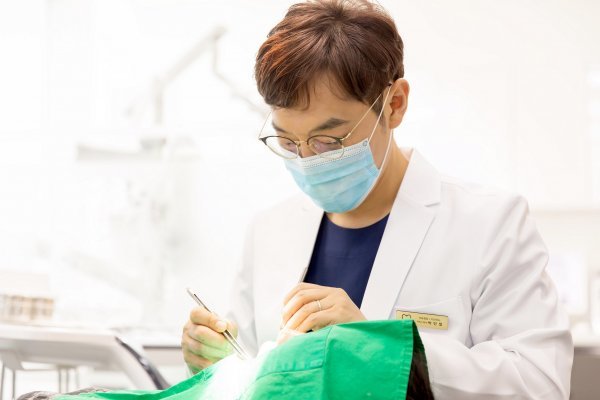 [건강 올레길] 노년층 임플란트, 치주과 전문의로부터 안전하게 시술받아야