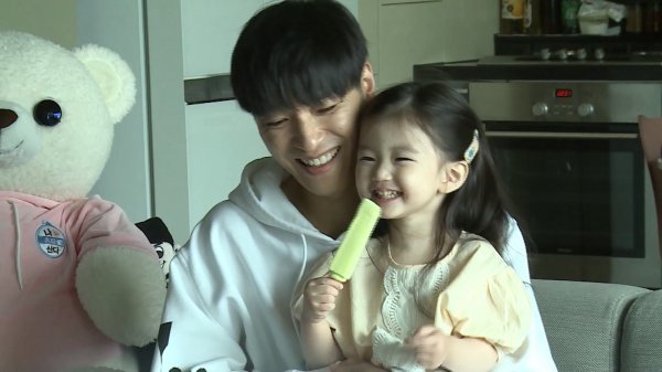 ‘나혼자산다’ 쌈디, 조카 채채 육아 도전→장난감 FLEX