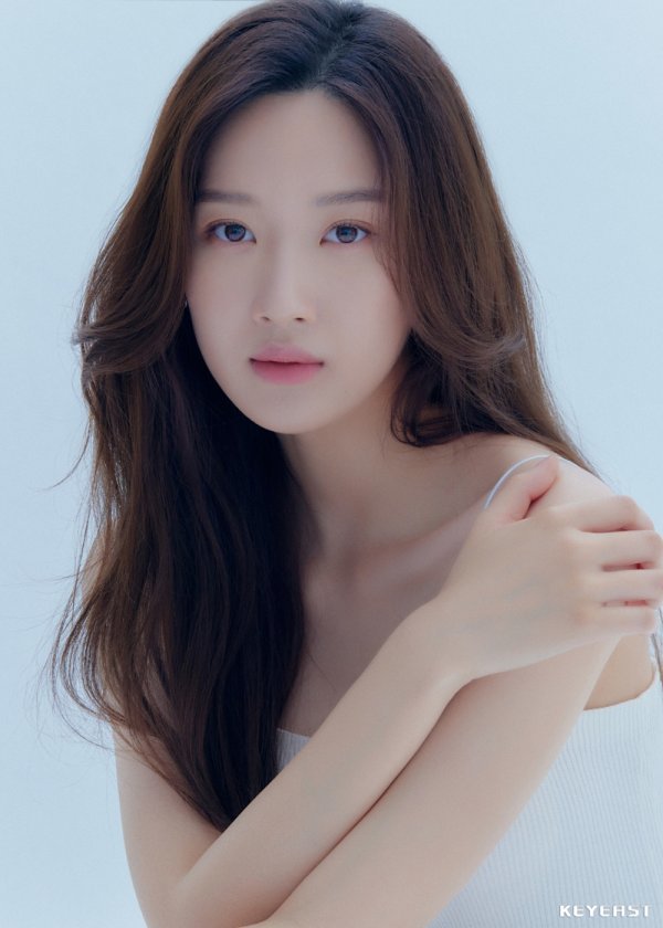 [DAY컷] 문가영 새 프로필 공개, 한층 깊어진 우아美