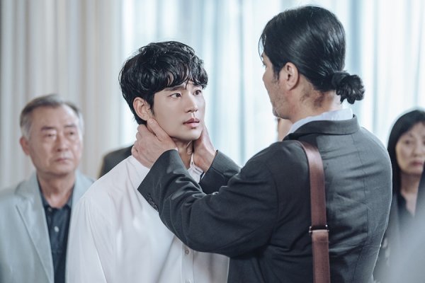 김수현X차승원, 문제적 현장 검증→위기? (어느날)