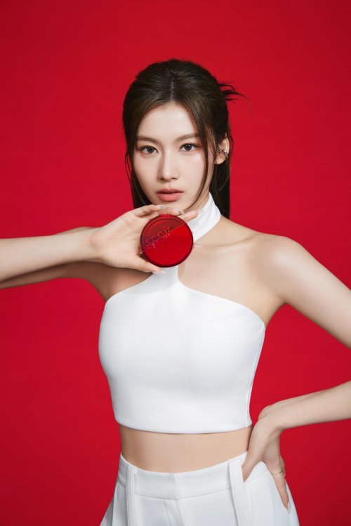 에스쁘아, 트와이스 사나와 함께한 뷰티 화보 공개