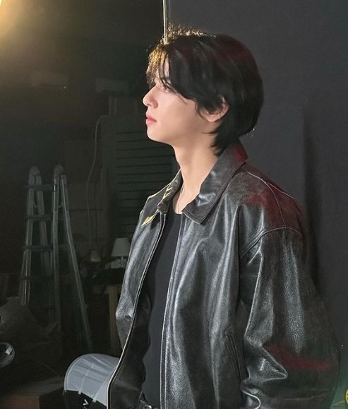 차은우, 올블랙으로 시크하게…조명보다 빛나는 미모 [DA★]