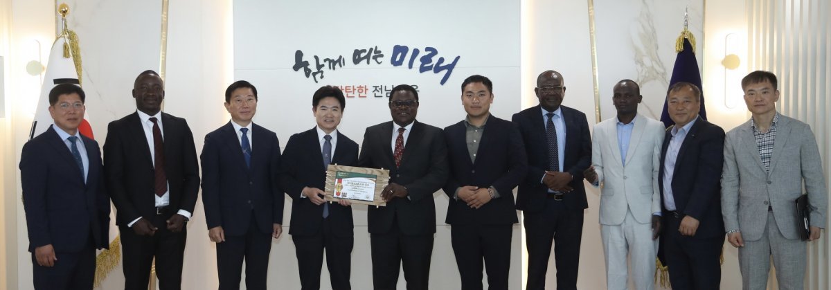 전남도교육청, 케냐 봉고마 ‘재활용 책걸상’ 지원에 감사패 수상