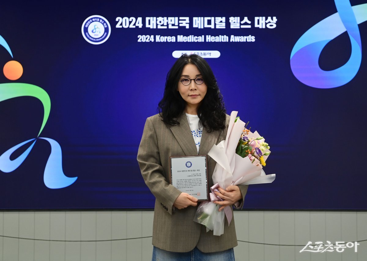 K-뷰티 브랜드 부문 수상하는 김순원 엘엔피코스메틱 대표이사