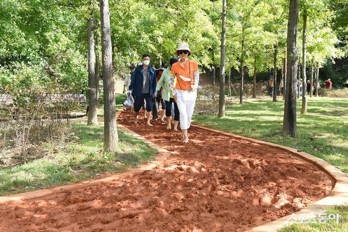 성남시, 봄철 오는 15일부터 ‘맨발 황톳길 11곳 개방’