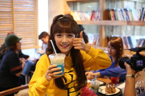 [SW포토] 크레용팝 소율, 카페베네 뮤비 촬영 중 “이맛에 반해서…”