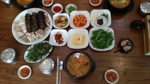 깔끔한 사골국물에 푸짐함을 느껴볼 수 있는 순대국