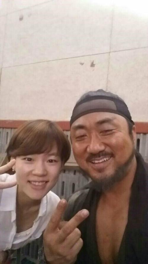 한예리, 가슴 풀어 헤친 ‘상남자’ 마동석과 ‘미소 가득’ 셀카 눈길