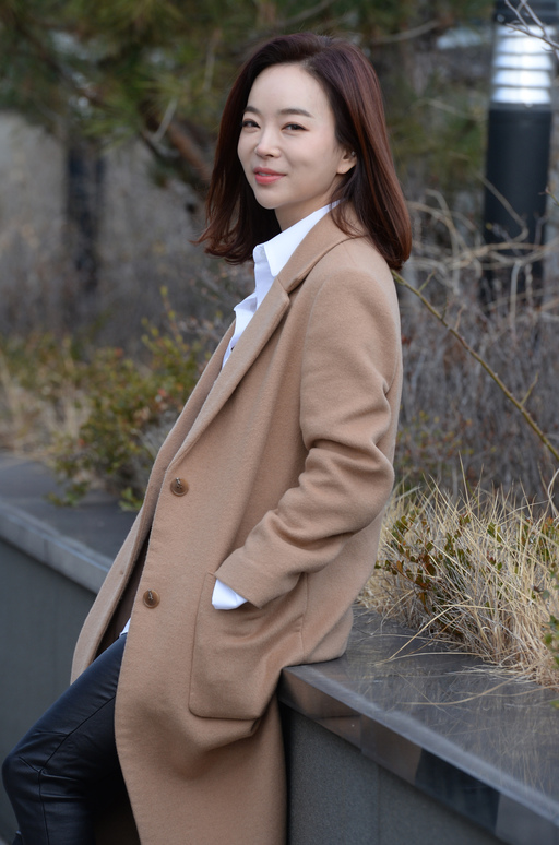[인터뷰] 트로트 가수 윤희, 알고보니 11년차…외모+실력 다갖췄네