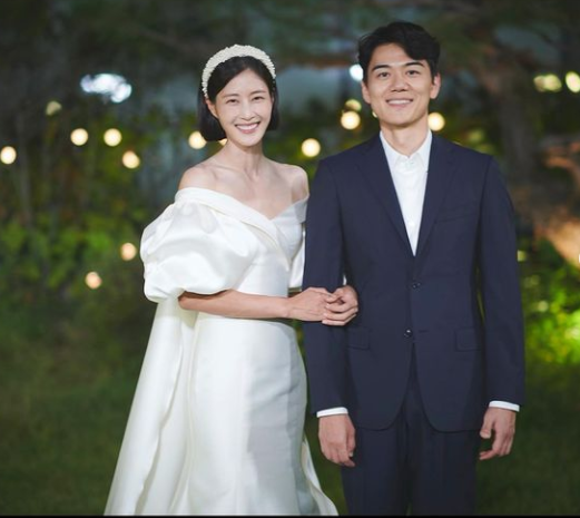‘결혼 9주년’ 이현이, ♥홍성기 꽃다발 선물에 행복…웨딩화보 공개까지 [스타★샷]