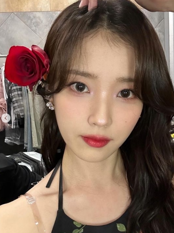 아이유, 백만송이 장미보다 예뻐 [스타★샷]