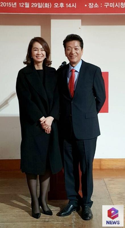 미코 장윤정, 16년만에 공식석상 여전한 미모...출마하는 남편, 열심히 내조