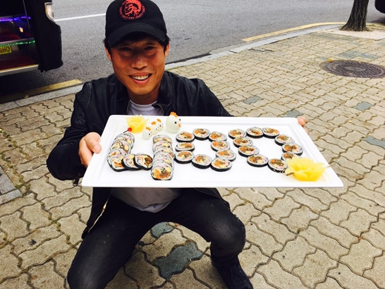 유해진, 럭키 400만 돌파 기념 김밥 인증샷
