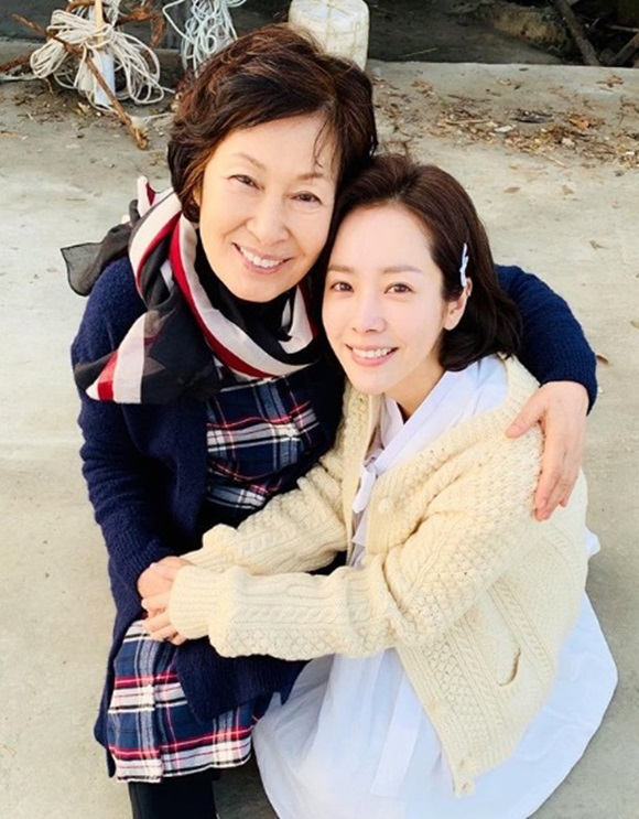 한지민, 김혜자와 미소 선생님 눈 보며 연기, 눈부신 순간[★SNS]