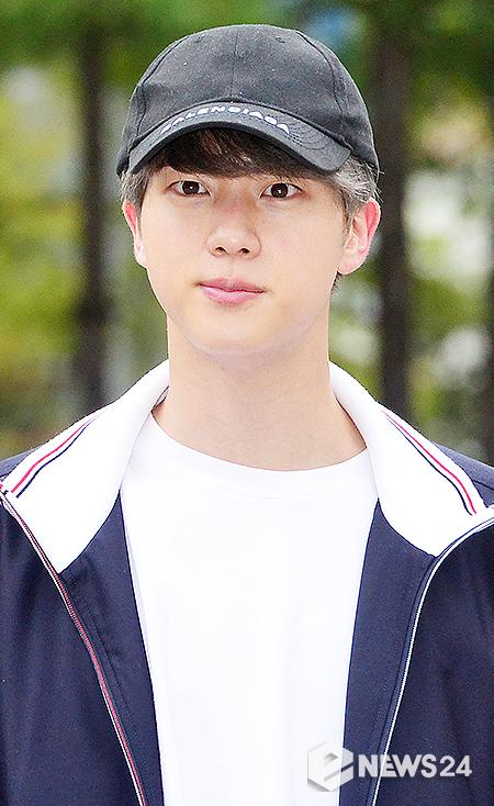 [e포토] 방탄소년단 진, 훈훈한 교회 오빠 스타일~