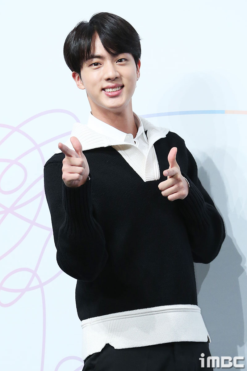 [포토] 방탄소년단 진,  사랑이 넘치는 손 끝
