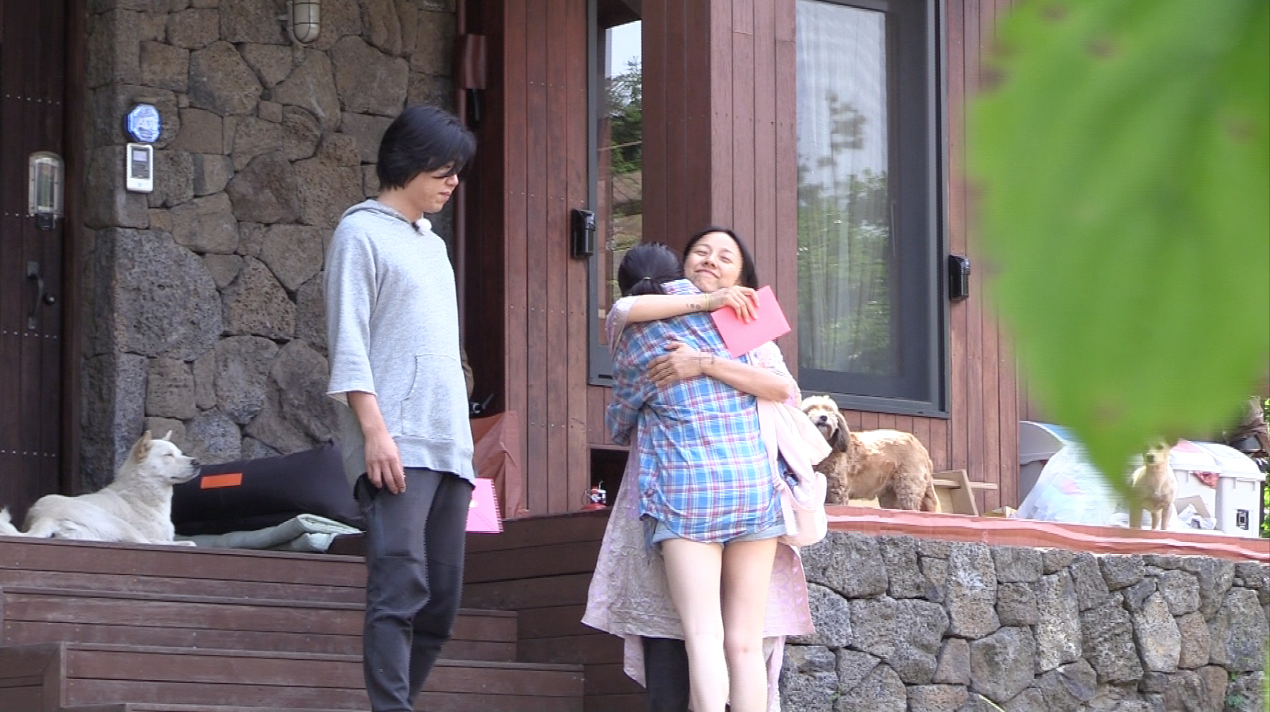 <효리네 민박> 마지막 퇴근 아이유, 이효리-이상순 부부와 따뜻한 포옹