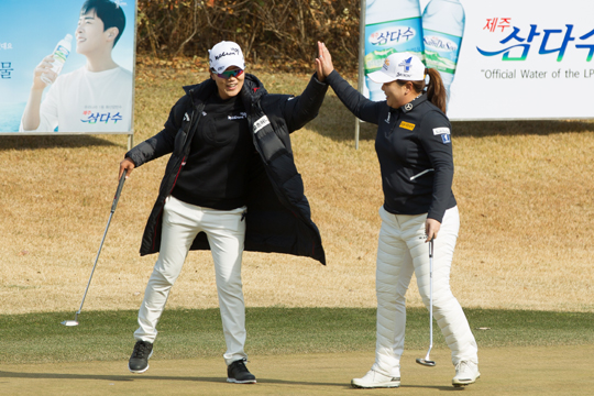 첫날 해외파가 웃었다..LPGA팀 3.5대 2.5 제압 [ING생명 챔피언스트로피 2017]