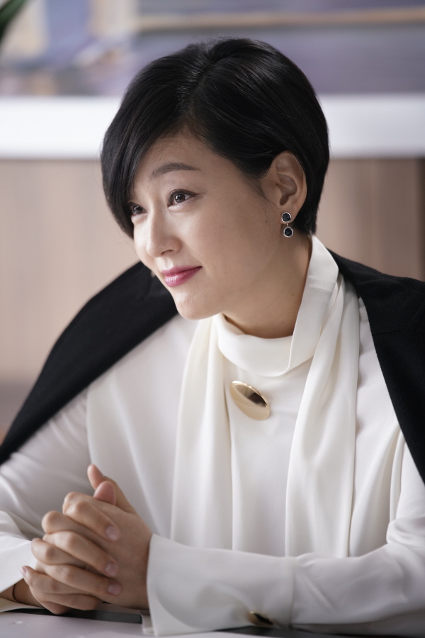 ‘리턴’ 박진희, 고혹적 미소 뒤 치명적인 눈빛 열연! 부드러운 카리스마 분출!