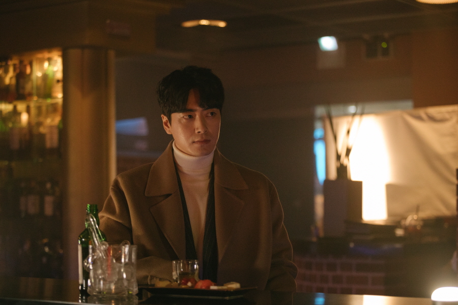 ‘시를 잊은 그대에게’ 이준혁, 혼술 현장 포착! 긴장감 도는 ‘얼음 눈빛’