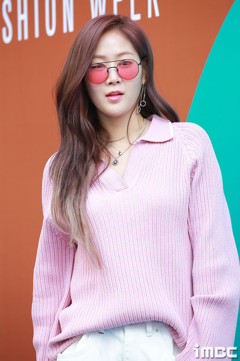 [포토] 소유, 니트부터 메이크업 안경까지 핑크핑크