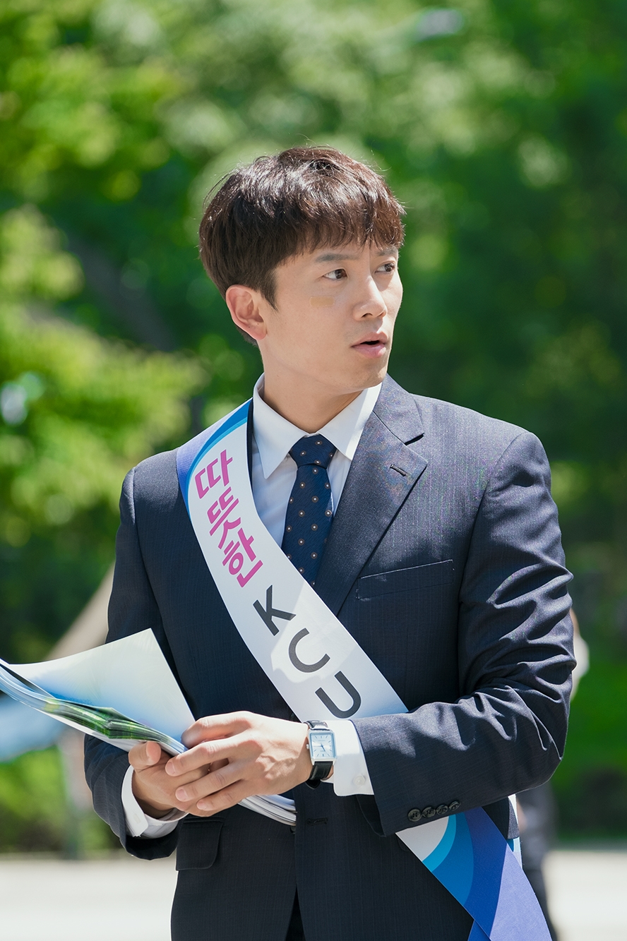 아는 와이프 지성, 은행원 변신 스틸 공개! 흔하고 평범한 모습에 매력느꼈다
