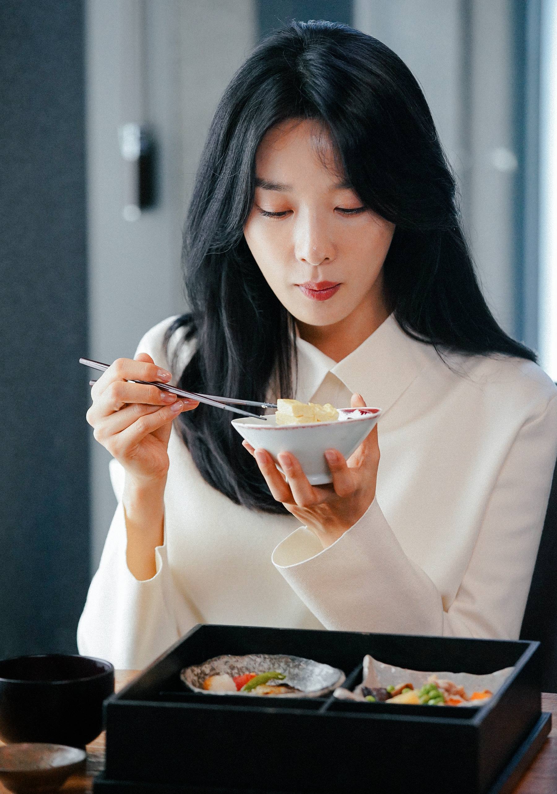 ‘단짠오피스’ 이청아, 일식으로 먹방 시동 걸었다! ‘프로 먹방러’ 향기 솔솔~
