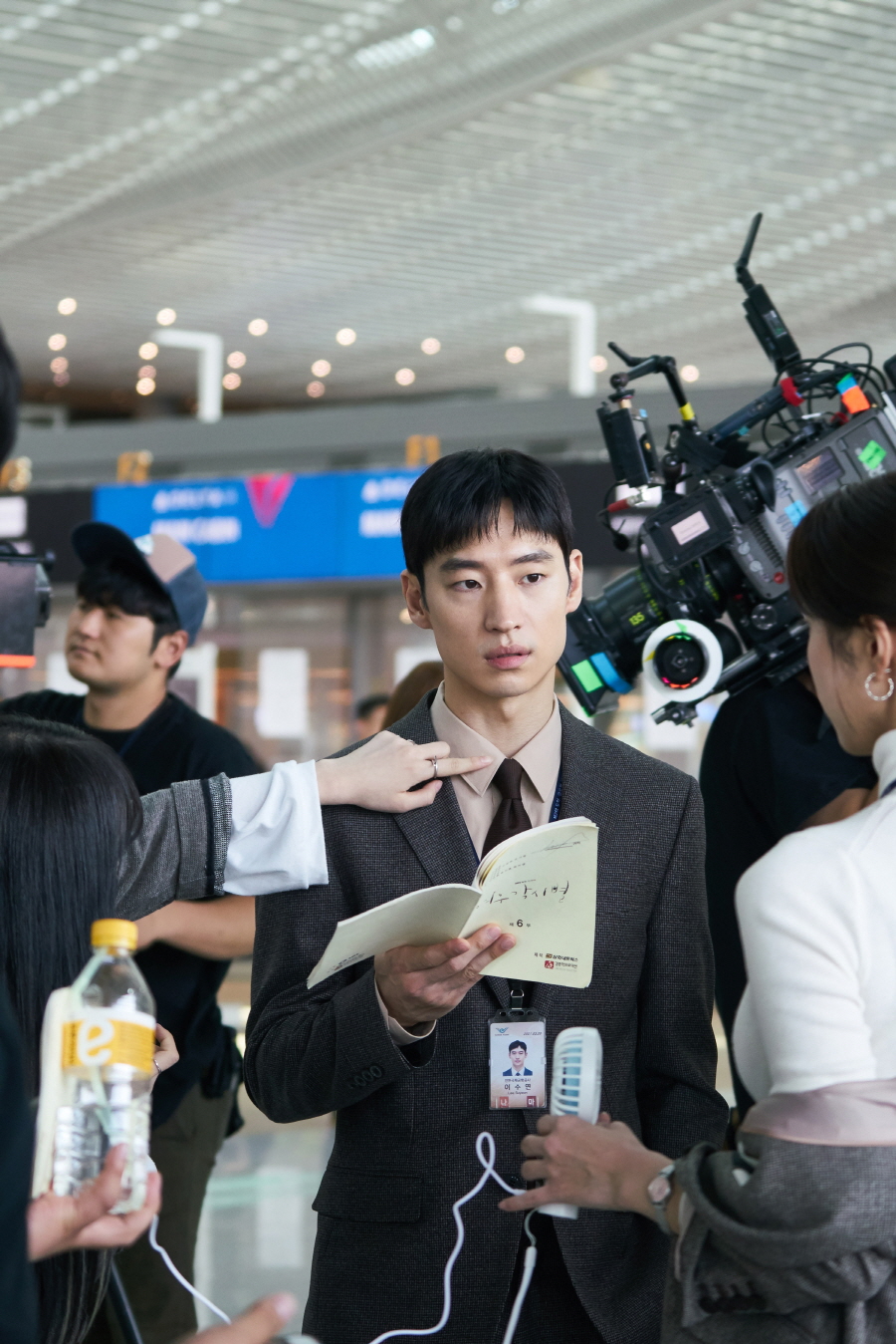 ‘여우각시별’ 이제훈-채수빈-이동건, ‘반전 매력’ 가득한 촬영장 B컷 공개