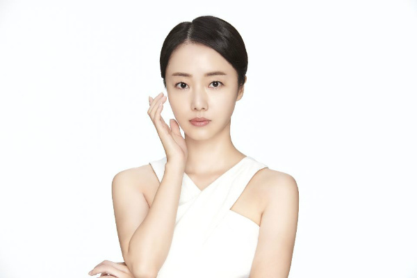 ‘방부제 미모’ 이정현, 물광 피부 돋보이는 뷰티 화보 대방출