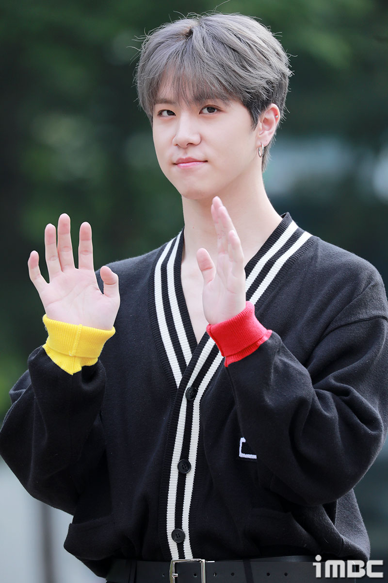 [포토] 김동한, 힐끗~