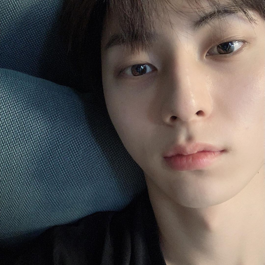 ‘일상이 화보’ 황민현, 비주얼 자랑하는 ‘눕’ 셀카 공개