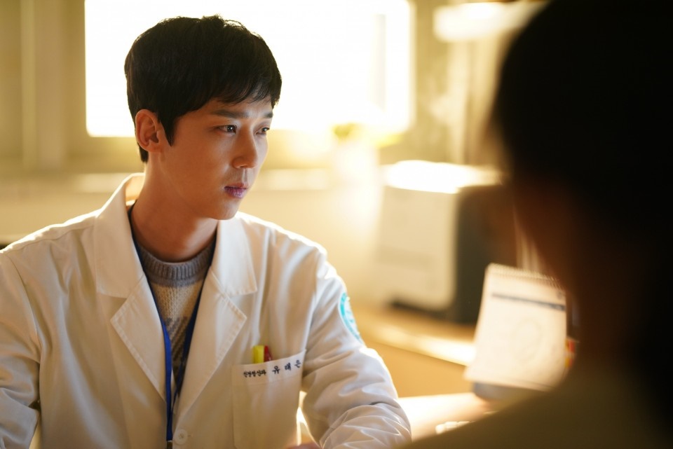 윤종훈, 그 남자의 기억법 첫 촬영 스틸컷 공개… 의사 가운이 잘 어울리는 배우