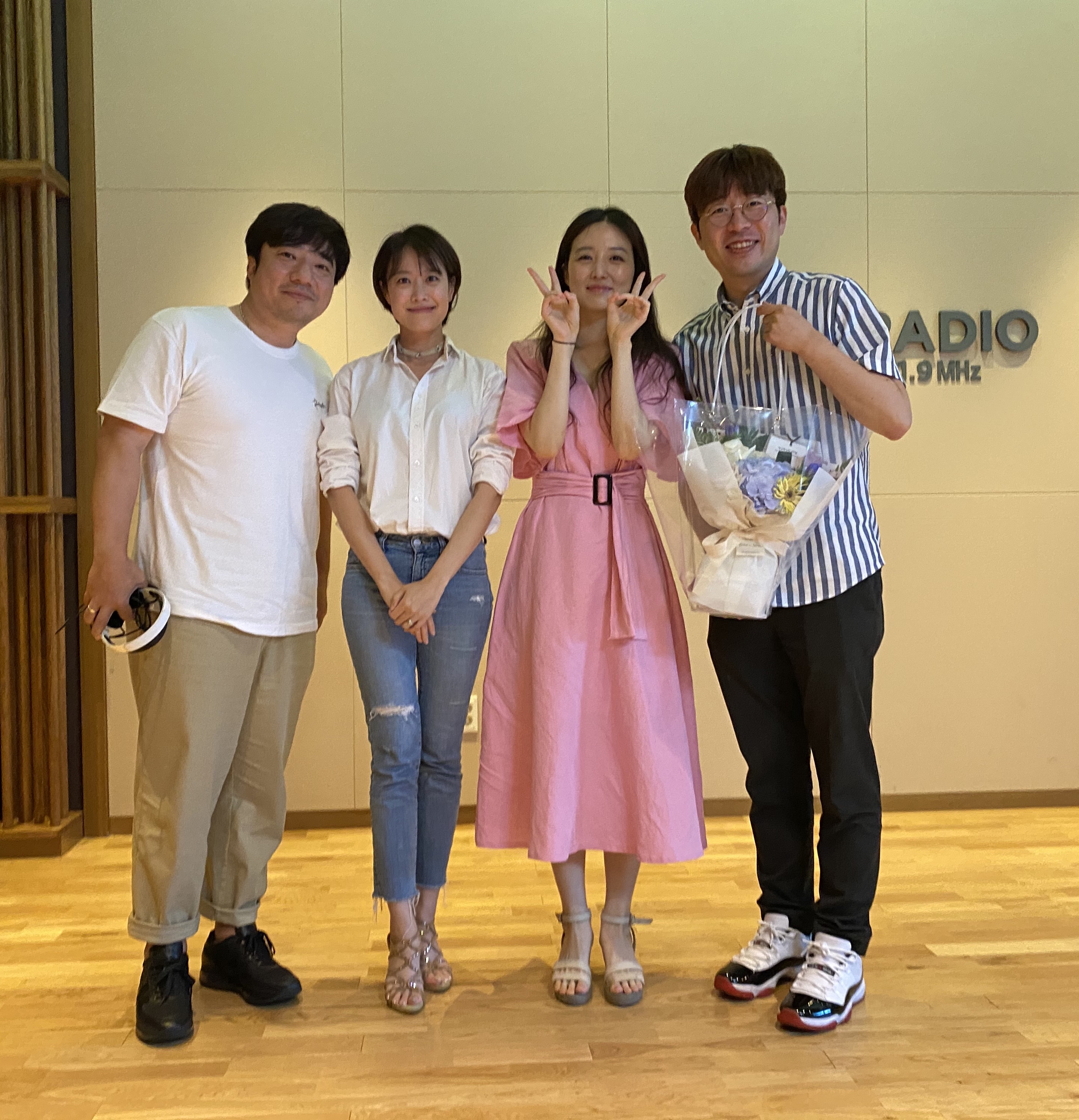 ‘싱글벙글쇼’ 문지애-김소영, 남편 전종환-오상진 향한 애정 과시 “다시 태어나도 결혼하고파”