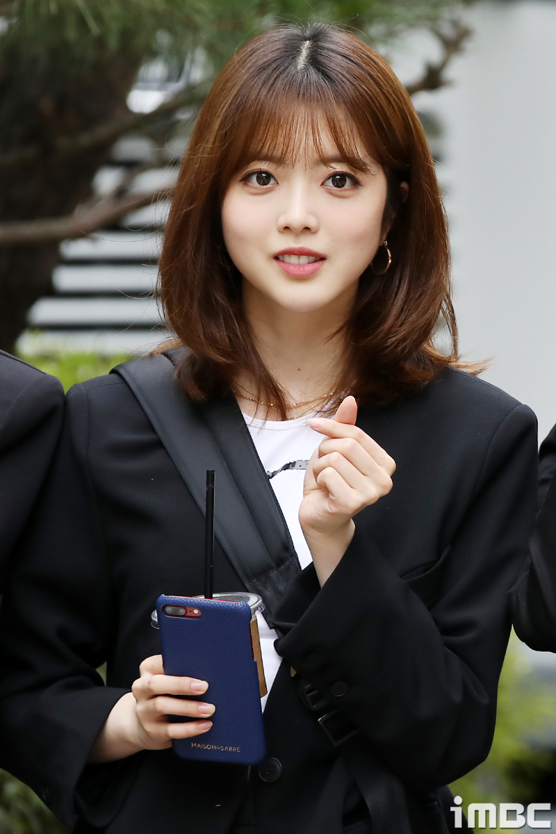 [포토] 위키미키 지수연, 출근길 하트 선물