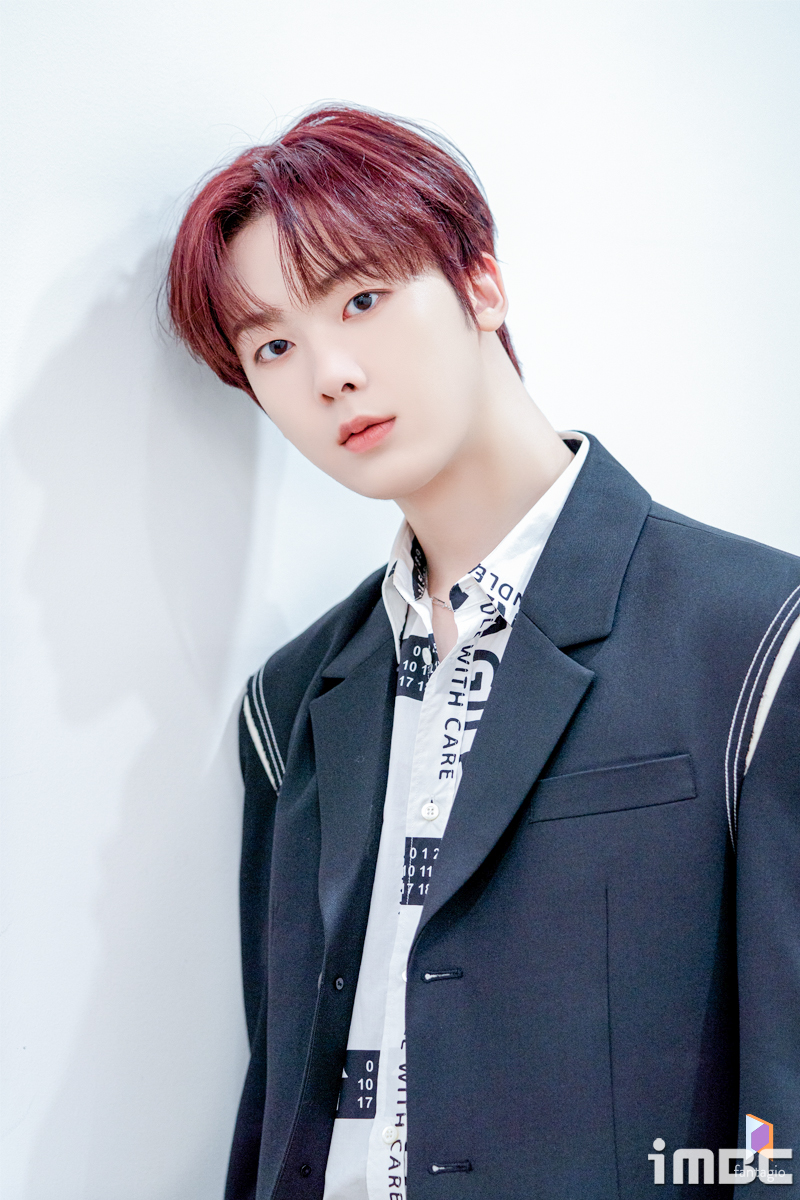 [포토] 아스트로 윤산하, 큐티섹시 와인빛 헤어