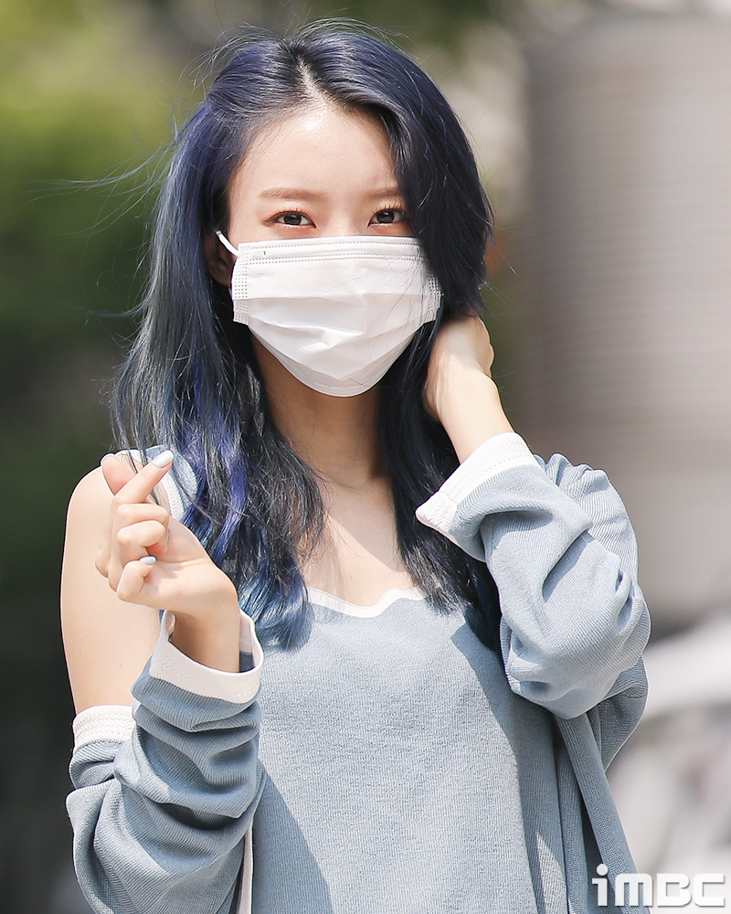 [포토] 오마이걸 비니, 헤어+네일 색맞춤 패션