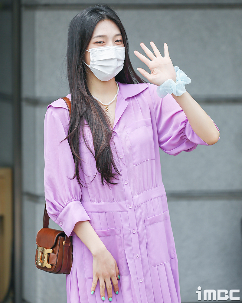 [포토] 조이, 네일+머리끈 색맞춤 헬로우~