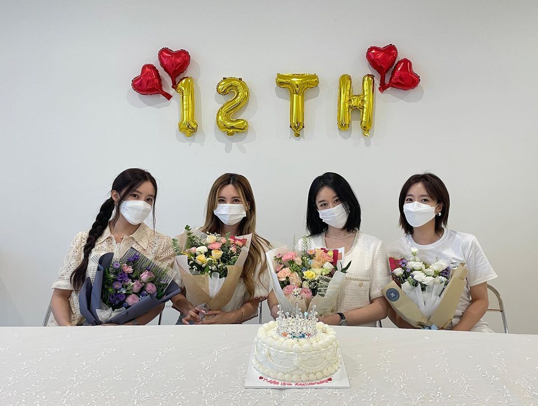 티아라 지연·효민·은정·큐리, 12주년 파티 삼매경 [인스타]