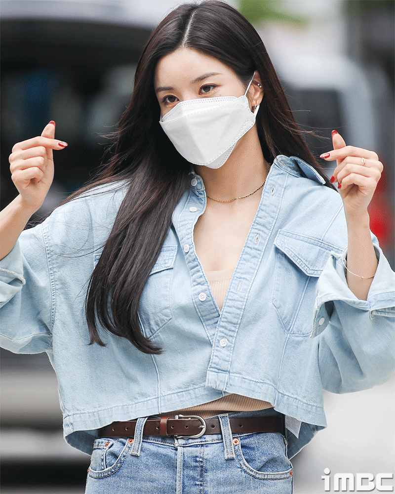 [움짤] 권은비, 청청 착시 패션으로 초토화!