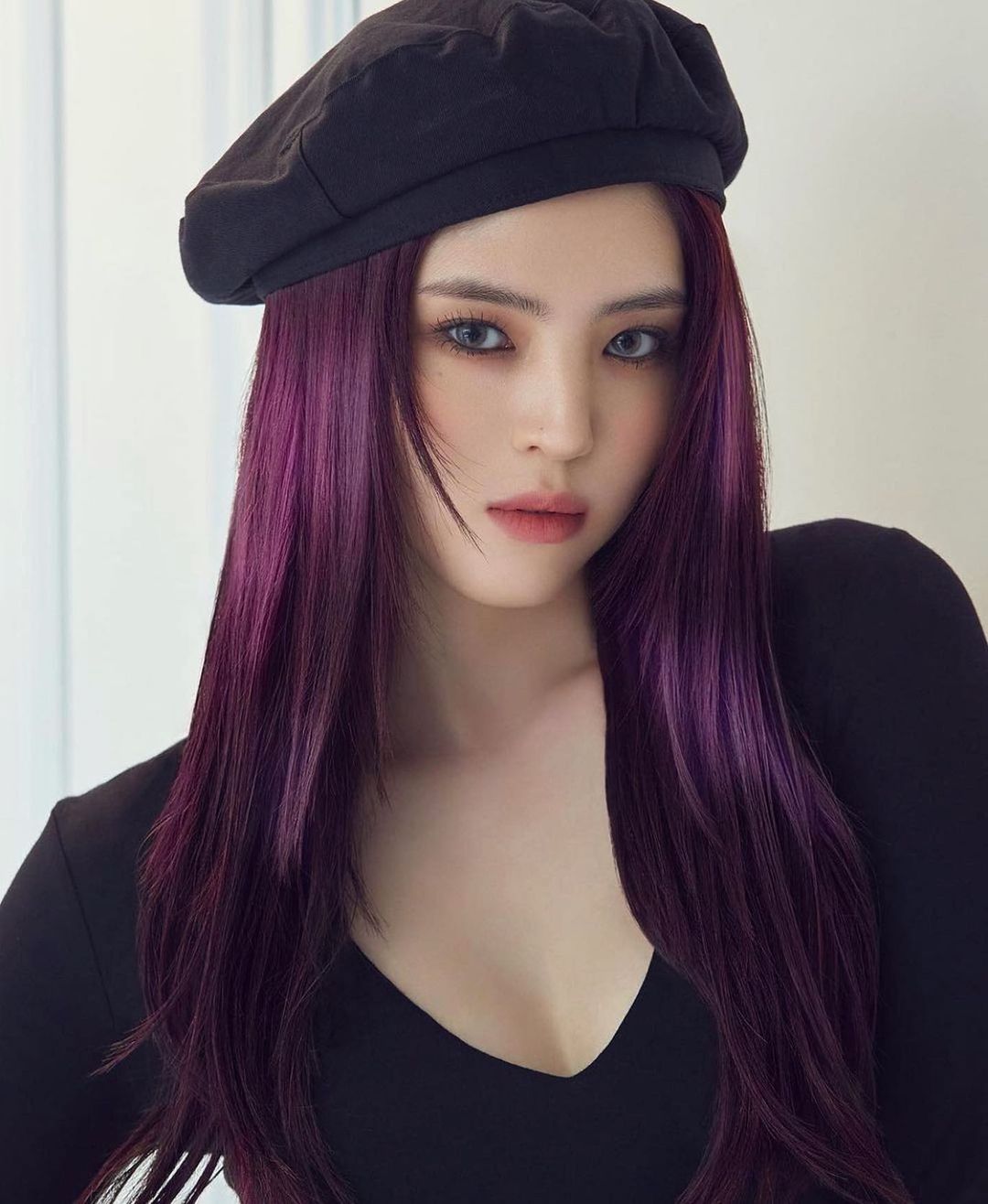 한소희, 보라색 헤어스타일도 찰떡…명품美 뿜뿜 [인스타]