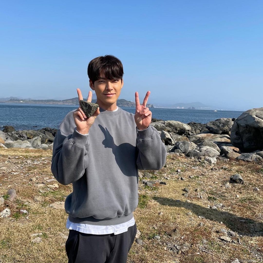 신민아♥ 김우빈, 팬들 설레게 하는 깜찍한 브이…멍뭉美 자랑 [인스타]