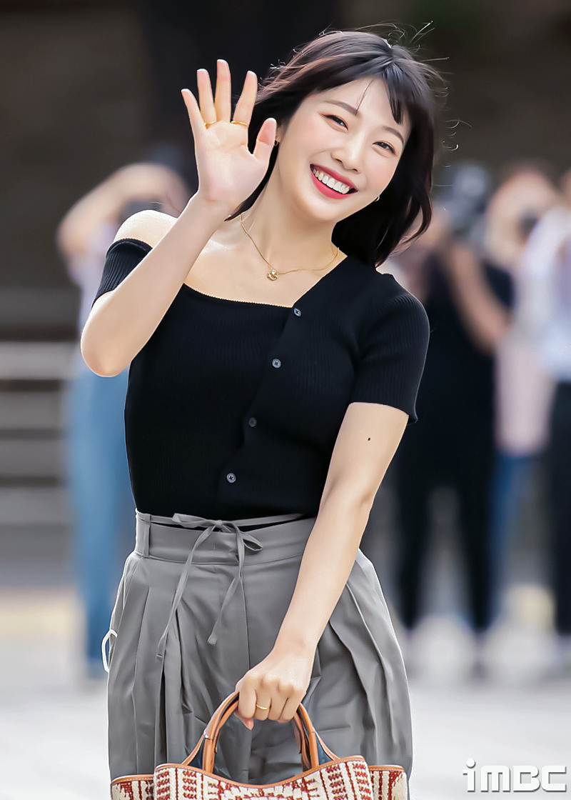 [움짤] 조이, 블랙화이트 꽃가루 미소폭죽~