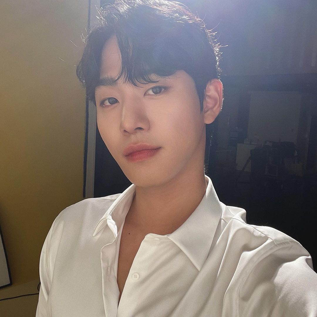안효섭, 팬들 설레게 하는 훈훈한 셀카 [인스타]