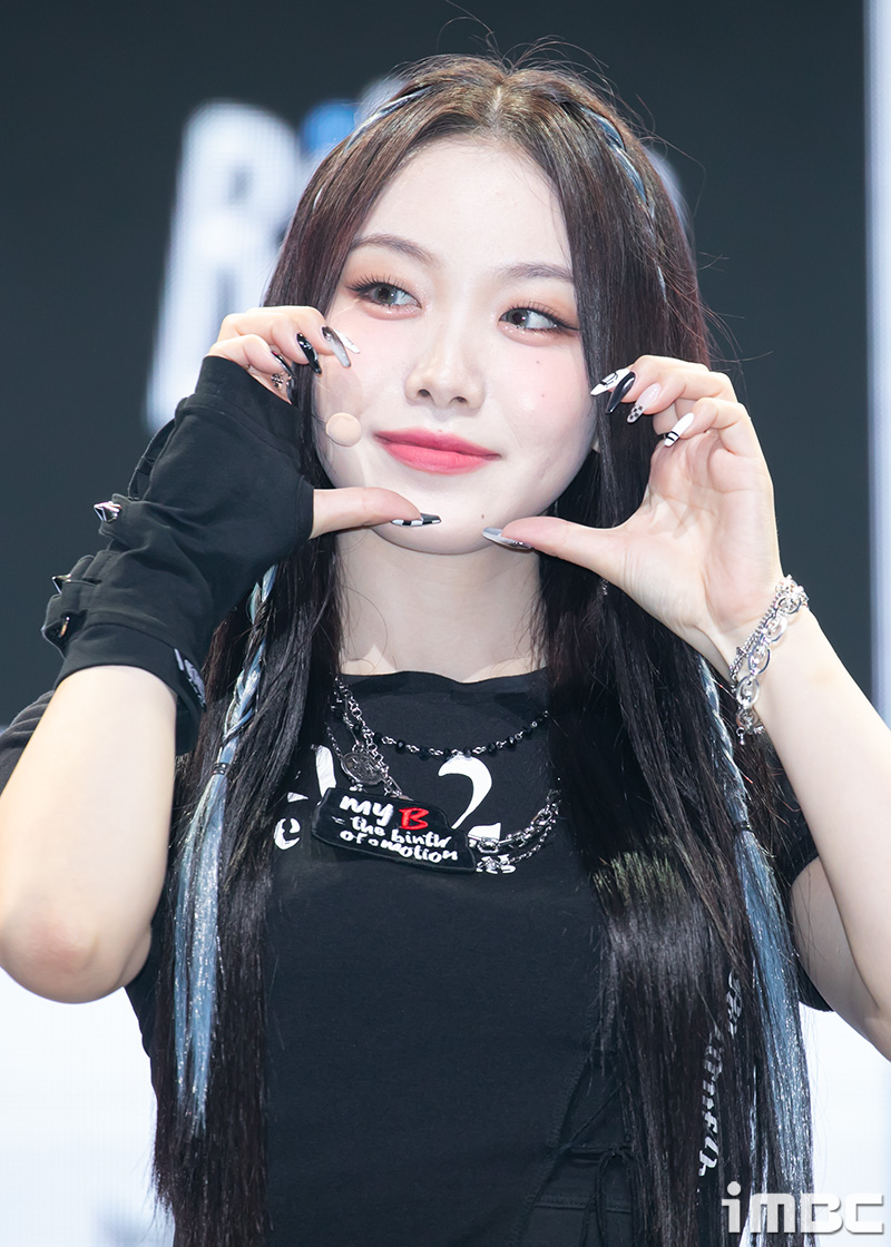 [포토] 빌리 수현, 볼하트 애교
